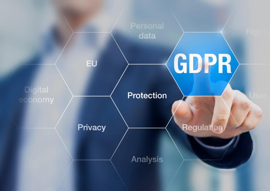 Persona señala un hexágono virtual que pone GDPR, con otros hexágonos alrededor relacionados con la privacidad, datos personales y UE